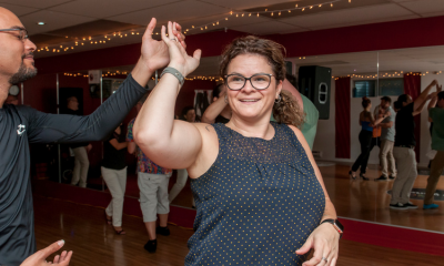 Un danseur guide un tour à une danseuse de danse latine débutante  - Toca Danse Un danseur guide un tour à une danseuse de danse latine débutante  - Toca Danse