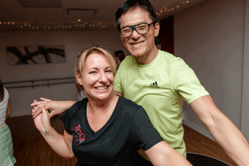 Une femme et un homme durant un cours d'essai de danses latines
