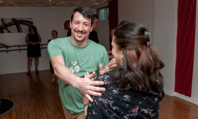 Un danseur sourit à la caméra lors d'une soirée de pratique chez Toca Danse  - Toca Danse Un danseur sourit à la caméra lors d'une soirée de pratique chez Toca Danse  - Toca Danse