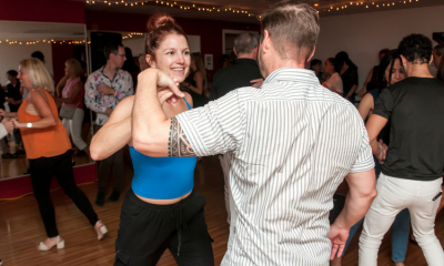 Deux danseurs adultes débutants durant une soirée de pratique chez Toca Danse  - Toca Danse Deux danseurs adultes débutants durant une soirée de pratique chez Toca Danse  - Toca Danse