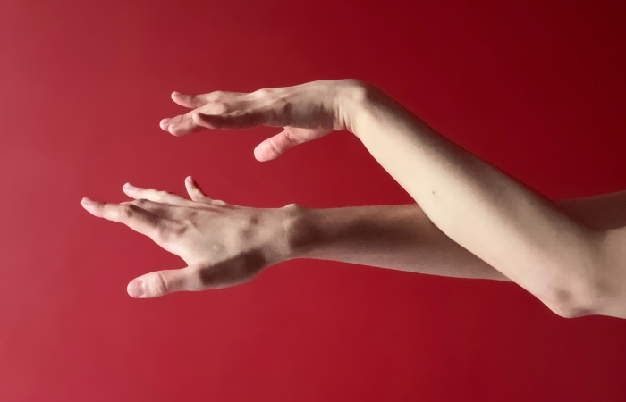 Bras féminins qui dansent
