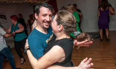 Couple de danseurs qui sourient à la caméra en dansant la salsa - Toca Danse Couple de danseurs qui sourient à la caméra en dansant la salsa - Toca Danse