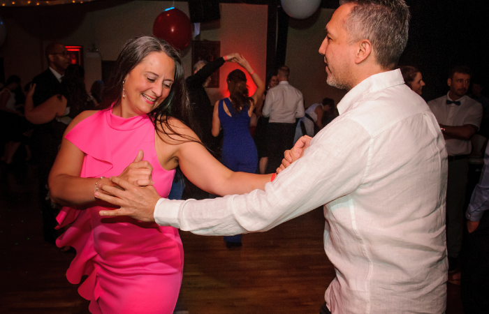 Photo d'un couple qui danse la salsa