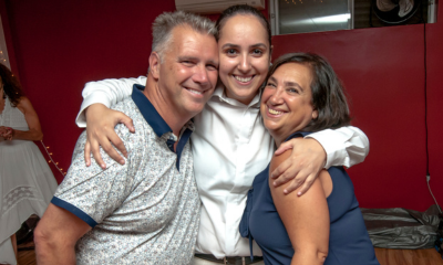 Trois amis danseurs sourient à la caméra lors d'une soirée de danse latine chez Toca Danse  - Toca Danse Trois amis danseurs sourient à la caméra lors d'une soirée de danse latine chez Toca Danse  - Toca Danse