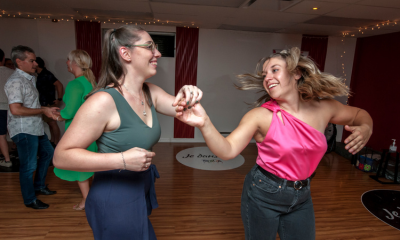 Deux amies dansent la salsa ensemble lors d'une soirée de pratique chez Toca Danse  - Toca Danse Deux amies dansent la salsa ensemble lors d'une soirée de pratique chez Toca Danse  - Toca Danse