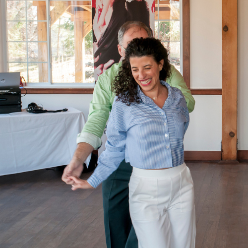 Femme qui fait sourit en dansant avec son partenaire Femme qui fait sourit en dansant avec son partenaire - Toca Danse