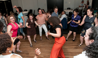Femme adulte seule qui danse au milieu d'un groupe - Toca Danse Femme adulte seule qui danse au milieu d'un groupe - Toca Danse