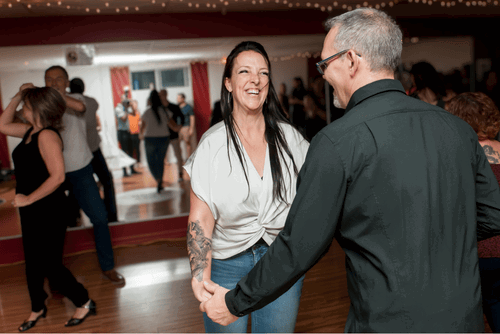 Couple durant une soirée d'initiation aux danses latines